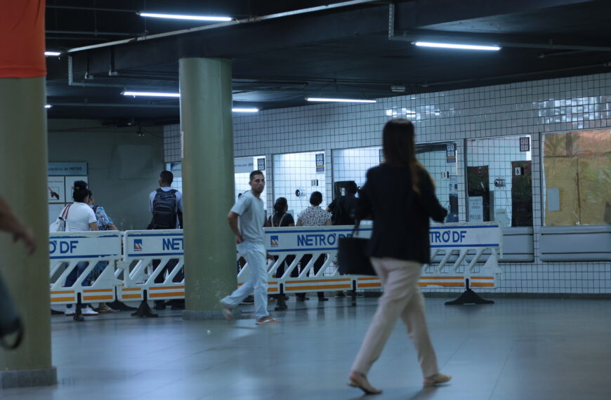 Cabide Solidário leva acolhimento e solidariedade ao Metrô-DF